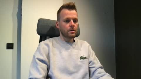 Snapshot of max_straight_1 chatting on 02/10/26, 09:02 Max take off clothes online show from 02/10/26, 09:02