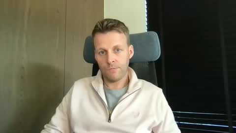 Snapshot of max_straight_1 chatting on 02/26/26, 02:27 Max take off clothes online show from 02/26/26, 02:27