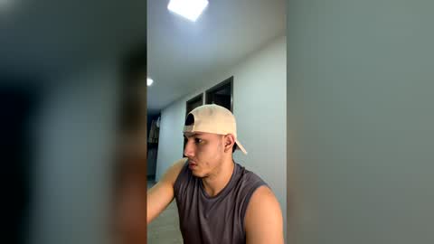 max_valiant1 online show from 04/19/26, 02:33