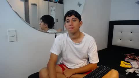 Snapshot of maximo_and_isa chatting on 11/19/25, 04:01 -- maximo and isa -- online show from 11/19/25, 04:01