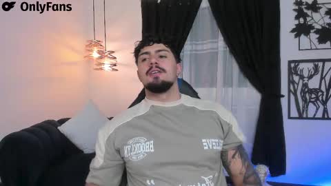 Snapshot of maximo_rodriguez chatting on 02/15/25, 04:58 Maximo online show from 02/15/25, 04:58