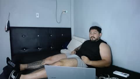 Snapshot of maximohot03 chatting on 11/22/25, 02:10 maximohot03 online show from 11/22/25, 02:10