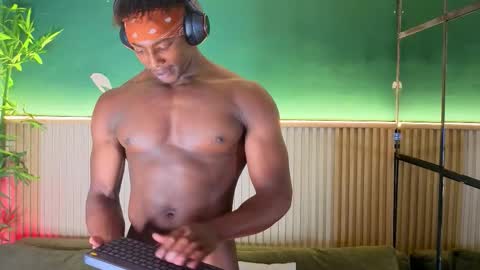 Snapshot of maxmuscle10 chatting on 02/13/26, 06:26 Maxmuscle10 online show from 02/13/26, 06:26