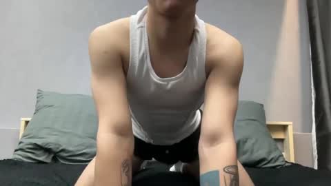 Snapshot of maxwoolf chatting on 04/11/26, 04:33 Max online show from 04/11/26, 04:33