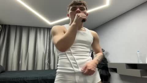 Snapshot of maxwoolf chatting on 04/13/26, 05:07 Max online show from 04/13/26, 05:07