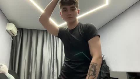 Snapshot of maxwoolf chatting on 04/14/26, 04:46 Max online show from 04/14/26, 04:46