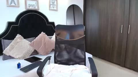 Snapshot of maxxicruz chatting on 09/17/25, 01:40 Maxxi online show from 09/17/25, 01:40