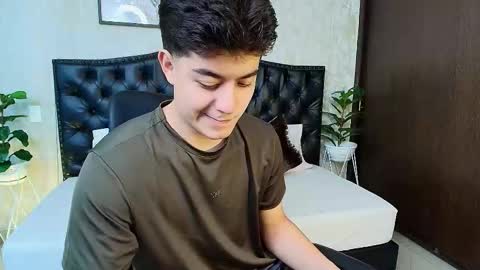 Snapshot of maxxicruz chatting on 10/14/25, 03:18 Maxxi online show from 10/14/25, 03:18