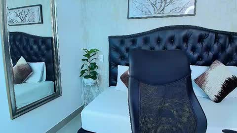 Snapshot of maxxicruz chatting on 10/16/25, 04:13 Maxxi online show from 10/16/25, 04:13