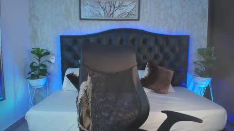 Snapshot of maxxicruz chatting on 11/22/25, 04:00 Maxxi online show from 11/22/25, 04:00