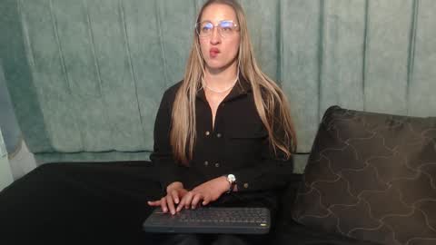 Maya online show from 09/21/25, 12:07