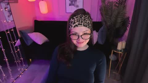 Snapshot of maya___muse chatting on 02/22/26, 02:04 Maya online show from 02/22/26, 02:04