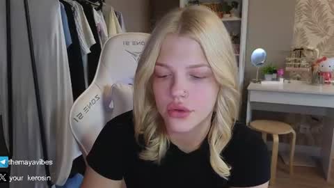 Snapshot of maya_blonde18 chatting on 07/06/26, 04:09 Maya online show from 07/06/26, 04:09