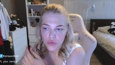 Snapshot of maya_blonde18 chatting on 07/21/26, 03:53 Maya online show from 07/21/26, 03:53