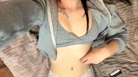 Snapshot of maziebathrick chatting on 12/22/25, 01:24 Adel online show from 12/22/25, 01:24