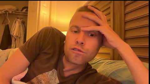 Snapshot of mbnc chatting on 11/25/25, 02:44 lol online show from 11/25/25, 02:44