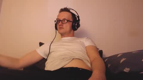 Snapshot of mcmike_es chatting on 12/25/24, 04:22 Mike online show from 12/25/24, 04:22