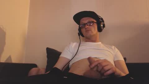 Snapshot of mcmike_es chatting on 12/26/24, 01:10 Mike online show from 12/26/24, 01:10