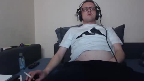 Snapshot of mcmike_es chatting on 10/06/25, 08:17 Mike online show from 10/06/25, 08:17