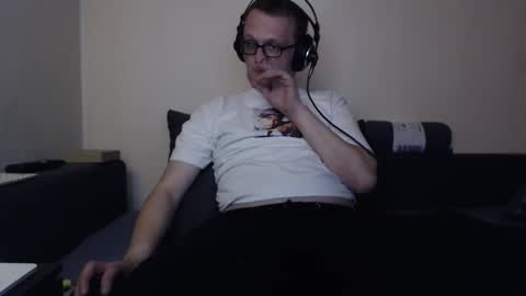 Snapshot of mcmike_es chatting on 10/24/25, 07:21 Mike online show from 10/24/25, 07:21