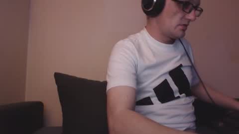 Snapshot of mcmike_es chatting on 11/14/25, 09:02 Mike online show from 11/14/25, 09:02