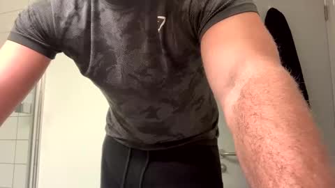 Snapshot of mcr8080 chatting on 12/31/24, 12:04 mcr8080 online show from 12/31/24, 12:04