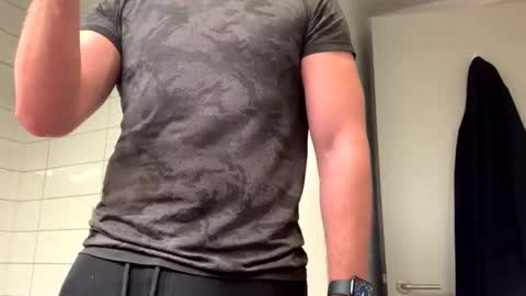 Snapshot of mcr8080 chatting on 12/31/24, 03:20 mcr8080 online show from 12/31/24, 03:20