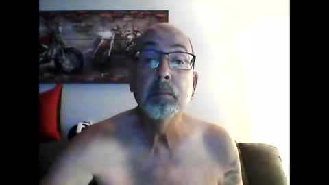 Snapshot of meathome3 chatting on 10/04/25, 11:30 me at home online show from 10/04/25, 11:30