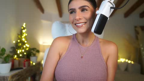 Snapshot of meegan1 chatting on 12/20/24, 09:28 Andrea online show from 12/20/24, 09:28