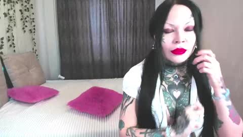 Helena Tuman online show from 01/10/25, 07:04
