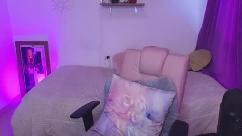                 Laura                 online show from 09/22/25, 10:01