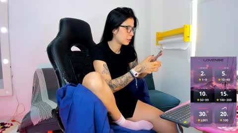 Snapshot of megganjobs chatting on 04/11/26, 04:11 Juli online show from 04/11/26, 04:11