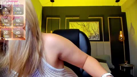 Snapshot of melanie_silver_ chatting on 03/07/25, 10:10 Melanie online show from 03/07/25, 10:10