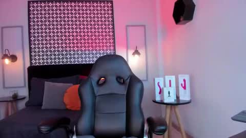 Snapshot of melanie_silver_ chatting on 11/27/25, 10:34 Melanie online show from 11/27/25, 10:34