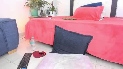 melaniie_roussel online show from 05/27/26, 01:57