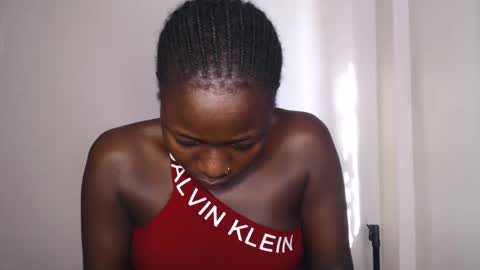 Snapshot of mellanin_pretty_ chatting on 12/16/24, 04:23 . online show from 12/16/24, 04:23