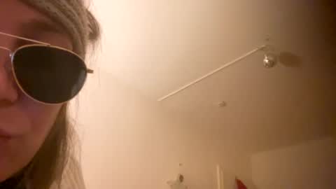 Snapshot of melli23 chatting on 12/13/24, 11:17 Melli online show from 12/13/24, 11:17