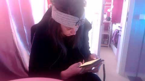 Snapshot of melli23 chatting on 12/17/25, 12:22 Melli online show from 12/17/25, 12:22