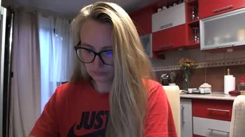 Snapshot of melly_rosey chatting on 09/12/25, 07:08 Melly online show from 09/12/25, 07:08