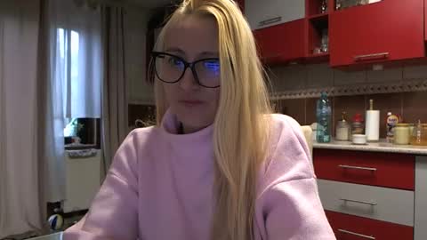 Snapshot of melly_rosey chatting on 11/26/25, 07:31 Melly online show from 11/26/25, 07:31