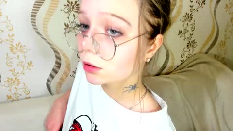 MelMooon online show from 11/18/25, 01:59