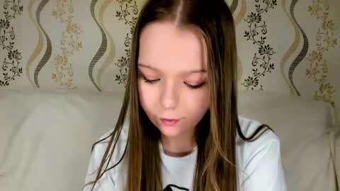 MelMooon online show from 05/16/26, 10:52