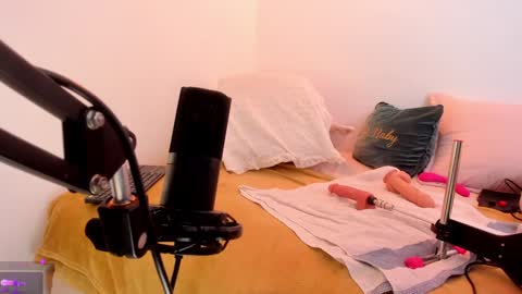  Leslie  online show from 02/08/25, 03:10