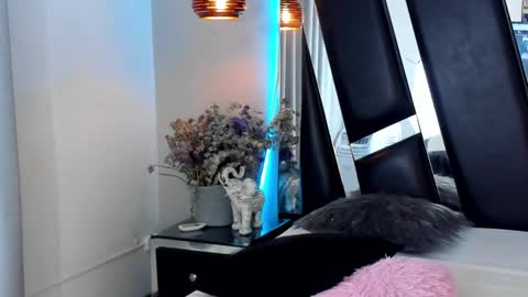 Snapshot of melody_suarez chatting on 12/19/24, 08:23 MELODY online show from 12/19/24, 08:23