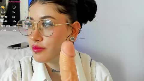 Snapshot of melody_suarez chatting on 03/08/25, 08:03 MELODY online show from 03/08/25, 08:03