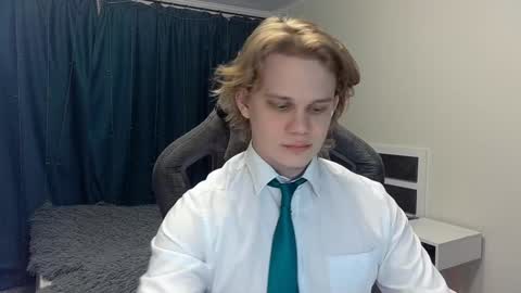 Snapshot of meow_mickey chatting on 12/22/24, 04:28 Mickey online show from 12/22/24, 04:28