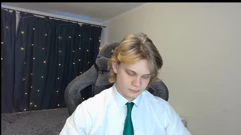 Snapshot of meow_mickey chatting on 12/28/24, 04:51 Mickey online show from 12/28/24, 04:51