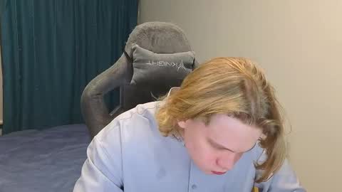 Snapshot of meow_mickey chatting on 03/04/25, 04:52 Mickey online show from 03/04/25, 04:52