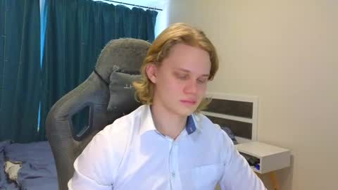 Snapshot of meow_mickey chatting on 03/08/25, 04:45 Mickey online show from 03/08/25, 04:45