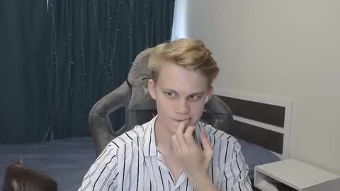 Snapshot of meow_mickey chatting on 10/19/25, 08:26 Mickey online show from 10/19/25, 08:26